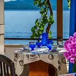 Apartament Beachfront 102 *