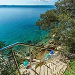 Apartament Beachfront 102 *