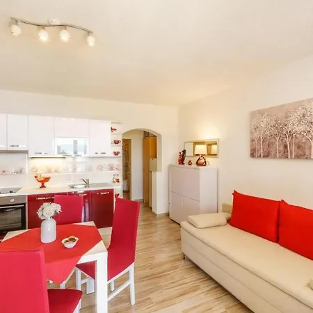 Beachfront 102 شقة بيساك