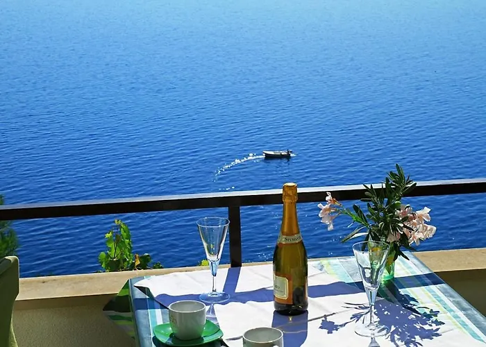 Beachfront 102 شقة بيساك
